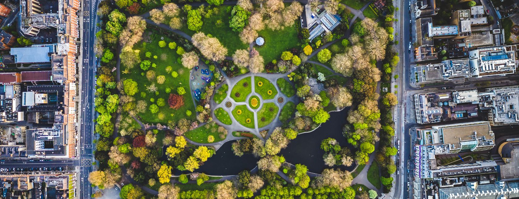 Pogled iz zraka na zeleni park