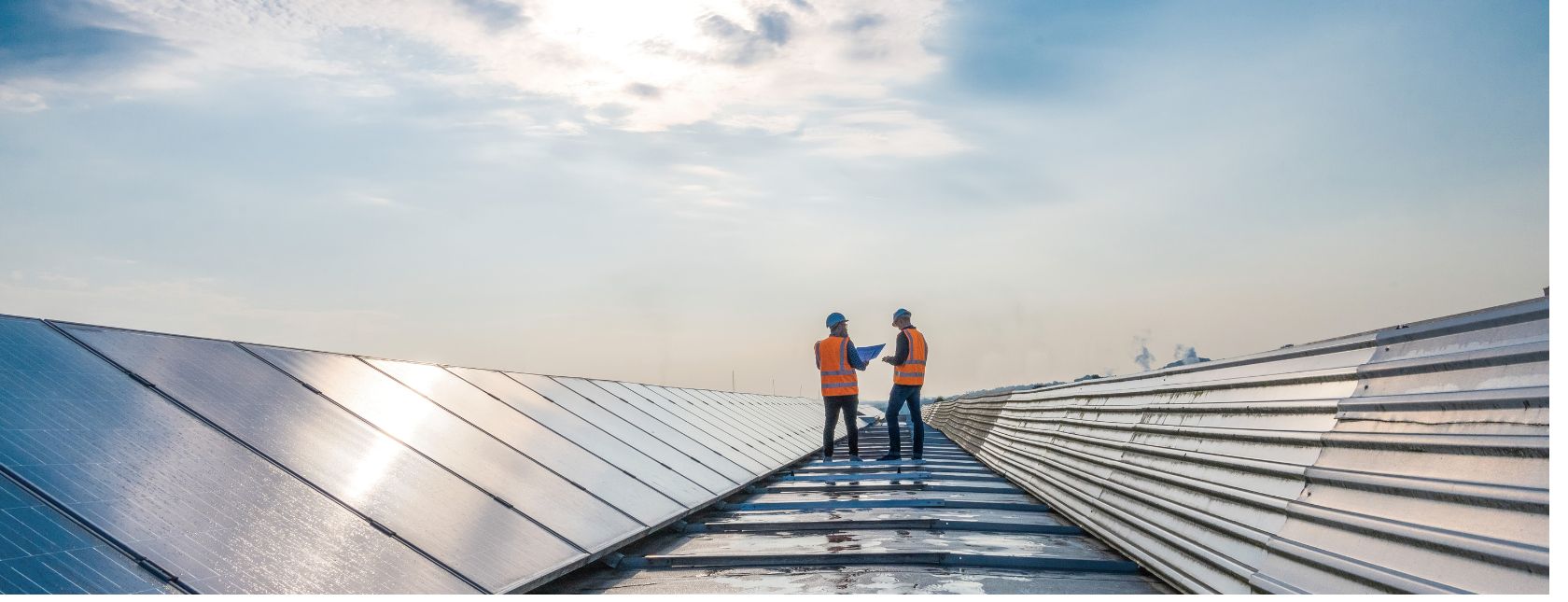 Energetski auditor provjerava zahtjeve za solarne panele