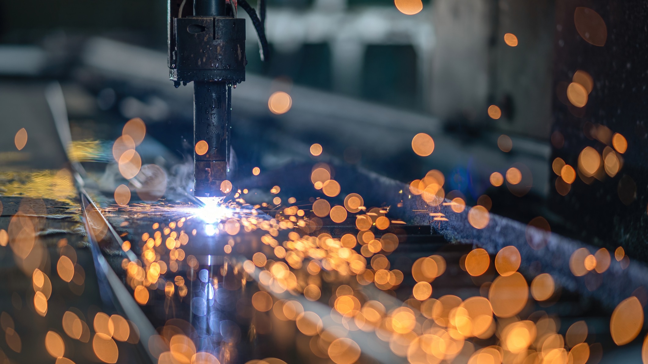 rezanje i zavarivanje čelične konstrukcije kod industrijskog proizvođača.